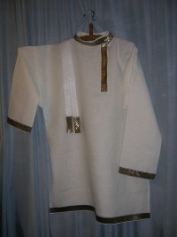 Русская рубаха-косоворотка с поясом мужская