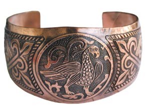 Браслет пластинчатый с фазаном Славяне
медь
На браслете изображён суздальский фазан. Птица – символ света, покоя и благополучия.