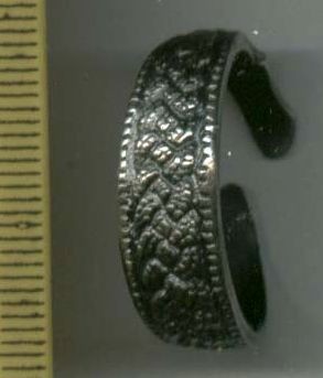 Змеиное кольцо Германцы
Серебро.
Серебряное кольцо с узором в виде змеи. Норвегия. Реконструкция.