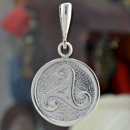 Кельтское трисколе Кельты
Серебро 925 пробы, вес 8,4 г, диаметр 23 мм
Триединая мать-земля, древний оберег.