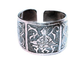 Перстень с изображением гусляра Славяне
мельхиор
На перстне изображён гусляр – символ весёлого расположения духа и творческого вдохновения.