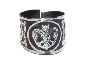 Перстень с изображением совы Славяне
мельхиор
На перстне изображена сова – символ мудрости.
