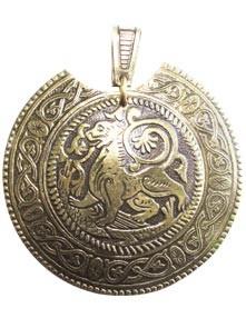 Колт большой с изображением льва Славяне
латунь
Подвеска-колт. Лев – символ власти и устойчивого благосостояния.