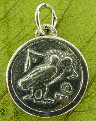 Мудрая Сова Греки
Серебро 925 пробы, вес 4,5 г
Мудрая Сова - Символ Афины - богини мудрости и справедливой войны.